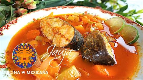 Ingredientes para caldo de pescado blanco: cabezas, espinas, zanahoria, cebolla, ajo, laurel, aceite de oliva, sal.