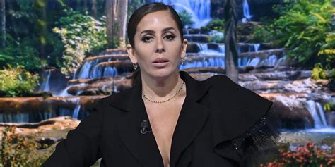 Anabel Pantoja sonriente en un reportaje fotográfico, mostrando su nueva figura.