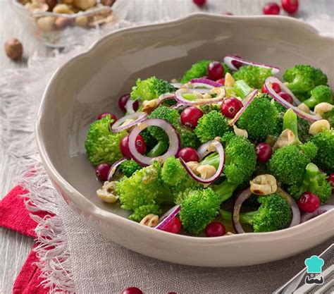 ensalada de brócoli con zanahoria, cebolla roja, bacon y almendras