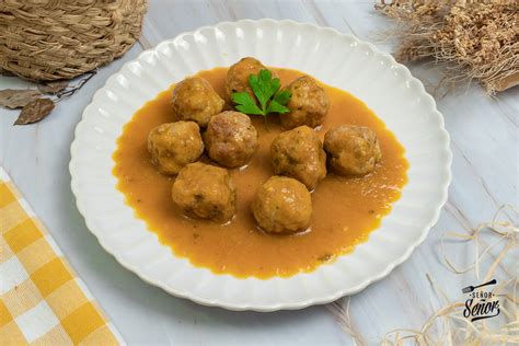 albóndigas caseras en salsa de tomate en una olla de cocción lenta