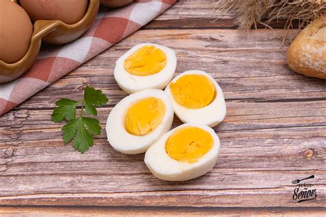 huevos cocidos dentro de anillos de pimiento en una sartén