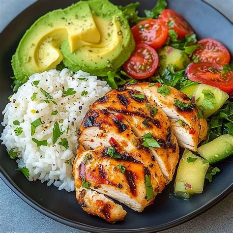 filetes de pollo a la parrilla servidos con una salsa de piña y aguacate