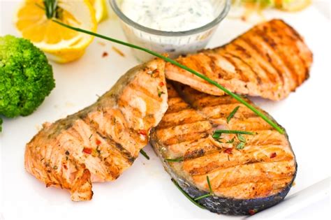 filetes de salmón horneados con verduras y especias cajún