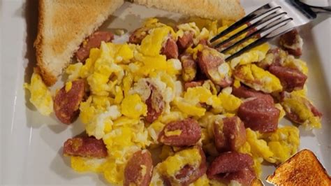 desayuno tipo stack con salchichas, aguacate y huevo frito