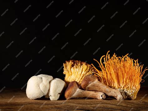 Comparativa visual de diferentes tipos de champiñones aptos para el caldo keto, destacando la textura y apariencia del Hongo Enoki.