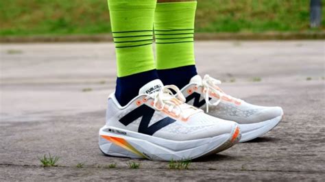 Diagrama comparativo entre zapatillas de running para rendimiento y zapatillas para corredores pesados, destacando diferencias en amortiguación, estabilidad y durabilidad.