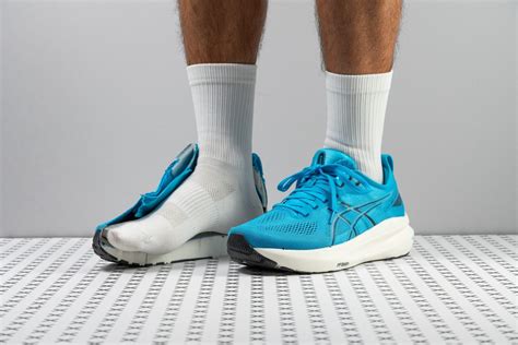 Comparativa visual de la tecnología de amortiguación y estabilidad de las Asics Gel-Kayano 32.