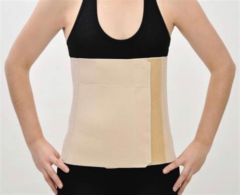 Mujer usando una faja postparto para soporte abdominal