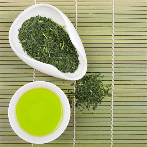 Tazón de té verde con hojas de Sencha.