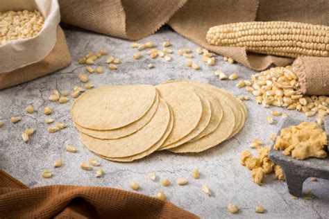 ilustración de una tortilla de maíz nixtamalizado con sus principales nutrientes resaltados