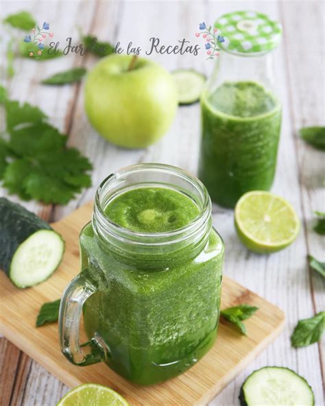 Fotografía de un batido verde vibrante con ingredientes frescos como espinacas y pepino.