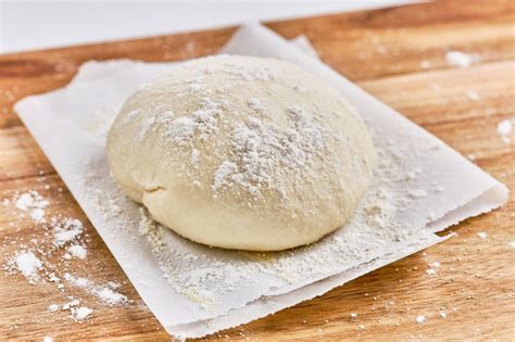 Infografía comparativa de la masa de pizza tradicional vs. base de coliflor en términos de carbohidratos y nutrientes.