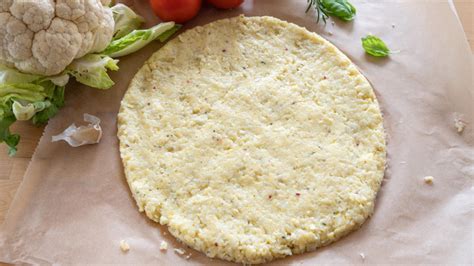 Esquema del proceso de preparación de la base de pizza de coliflor con pasos ilustrados.