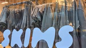 Fotografía de varios básicos de Skims en diferentes colores y estilos, mostrando su versatilidad.