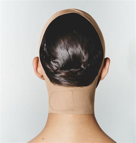 Imagen promocional de la faja facial Skims, mostrando su diseño y cómo se ajusta al rostro.