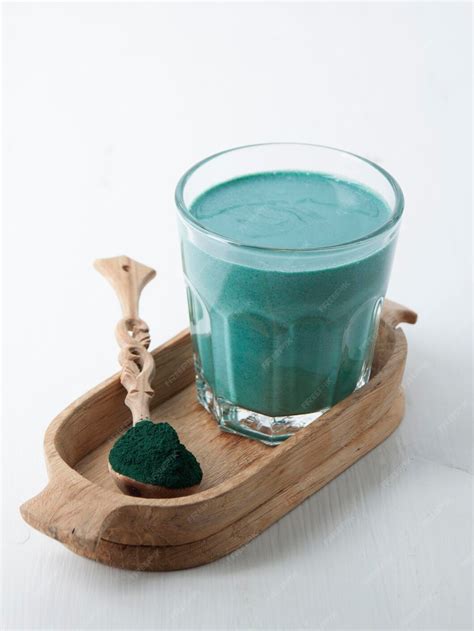 Atleta consumiendo espirulina en polvo para un batido