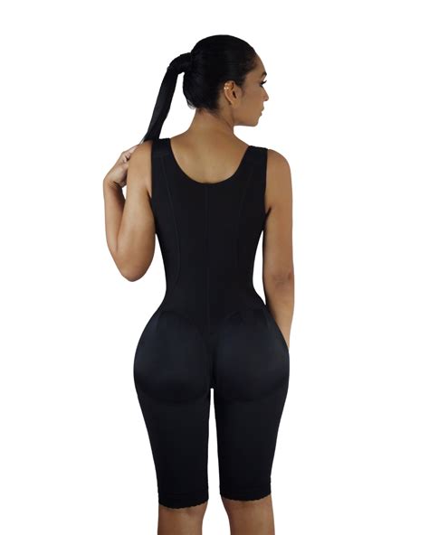 Mujer vistiendo una faja brasileña de compresión alta, mostrando su figura estilizada.