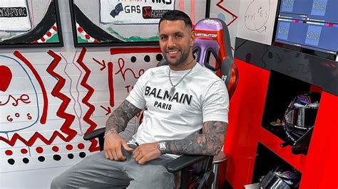 Albert Barranco con su nuevo look rubio platino y con algunos kilos de más