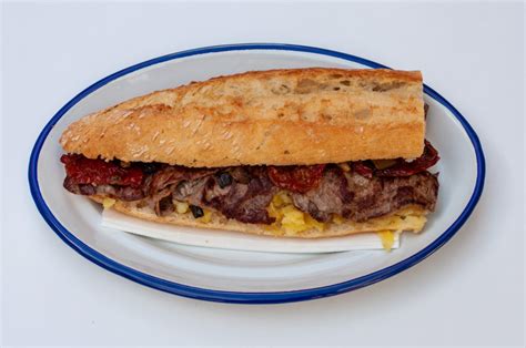 Composición visual de los ingredientes típicos de un bocadillo de carne de caballo.