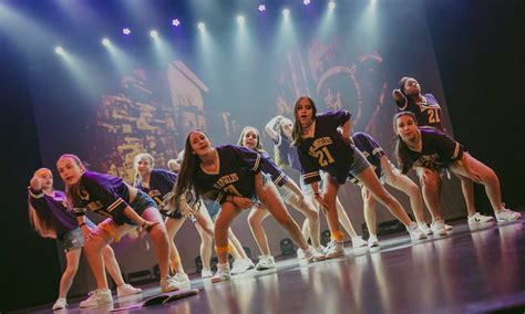 Infografía con diferentes estilos de baile para perder peso y sus beneficios específicos.