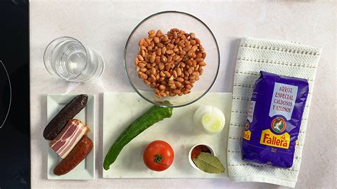 Ilustración de los ingredientes para preparar judías pintas en su jugo.