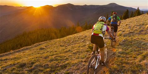 Ciclista disfrutando de una ruta de grava en un entorno natural.