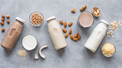 Composición visual de diferentes bebidas: agua con gas, café, té, y leches vegetales.