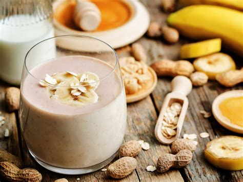 Imagen de un batido cremoso de crema de cacahuete con ingredientes frescos.