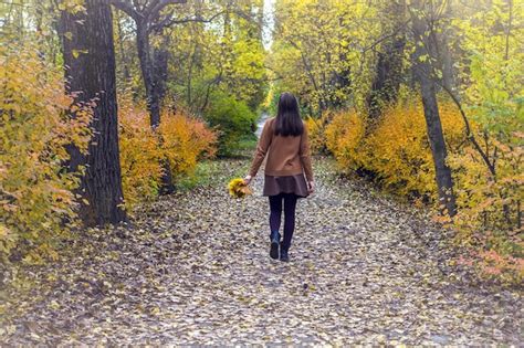 Mujer caminando en un parque para reducir el estrés