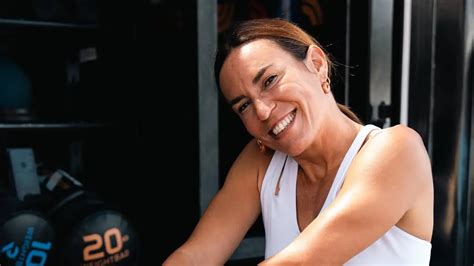 Ilustración de Paula Butragueño realizando una sentadilla con el Ring Fit Adventure.