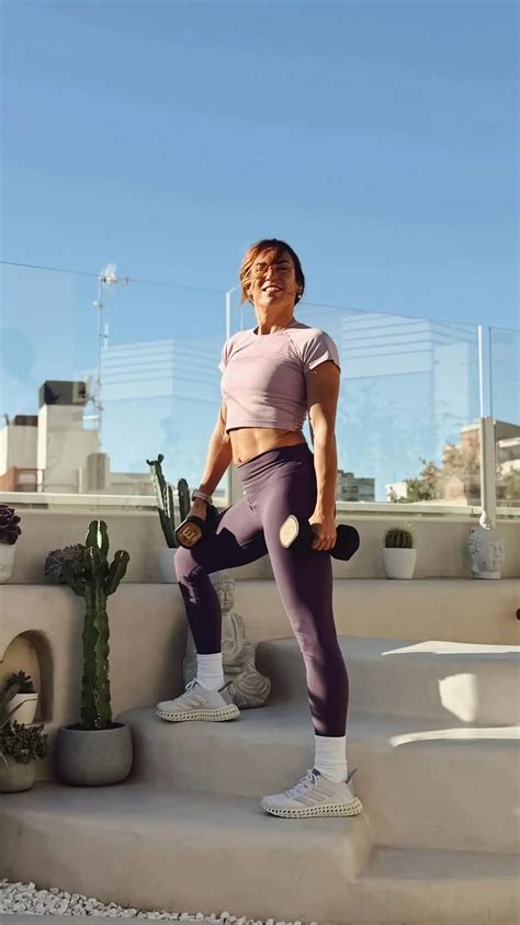 Imagen de Paula Butragueño realizando ejercicios de yoga con el Ring Fit Adventure.