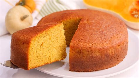 Pastel de calabaza decorado con frutas y frutos secos