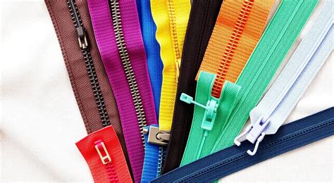 Comparativa visual de los diferentes tipos de cierres (corchetes, velcro, cremalleras) en fajas postparto.