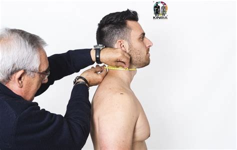 infografía mostrando la medición del perímetro del cuello en mujeres