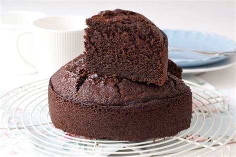 Tirada de ingredientes para un bizcocho de chocolate bajo en carbohidratos