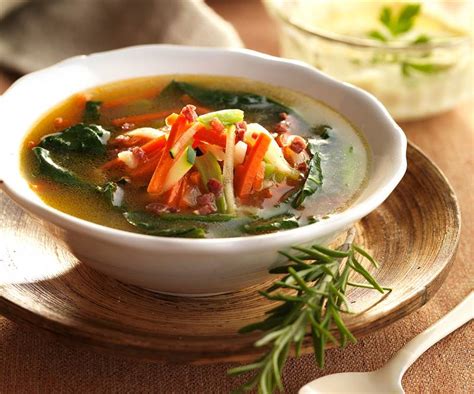 Imagem dos ingredientes frescos para a sopa quema grasa: tomates, cebolas, repolho, pimentos, aipo e especiarias.