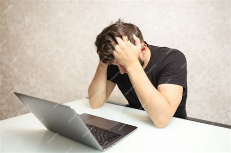 Ilustración de un usuario frustrado intentando ajustar el volumen en su Mac