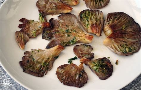 Plato de setas a la plancha, huevo cocido y brócoli, presentado de forma apetitosa.