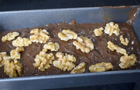 foto del bizcocho de algarroba recién horneado con trozos de nueces visibles