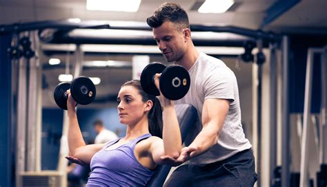 Infografía con los beneficios de tener un entrenador personal: mejora de la disciplina, fuerza, resistencia, confianza, pérdida de peso, ganancia muscular.