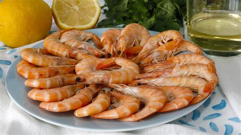 imagen de gambas frescas y cocidas