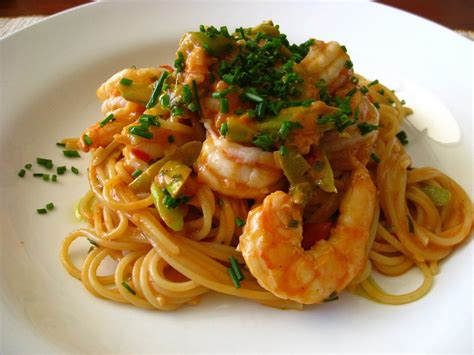 plato de espaguetis con gambas y decoración de cebollino