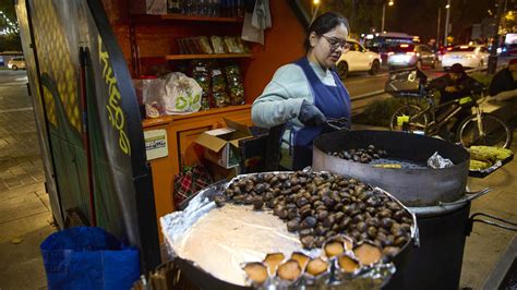 castañeras vendiendo castañas asadas en la calle
