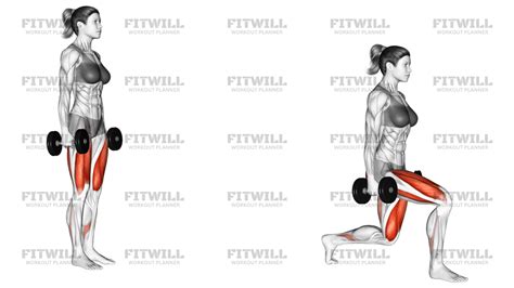 Mujer realizando zancadas en casa con mancuernas ligeras.