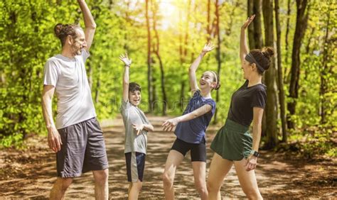 Fotografía de una familia diversa haciendo ejercicio junta al aire libre