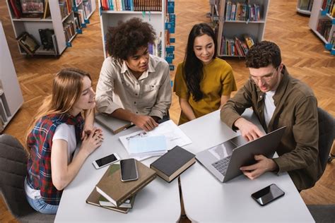 Imagen de estudiantes universitarios estudiando juntos en una biblioteca