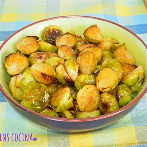 Plato terminado de coles de Bruselas crujientes con glaseado balsámico.