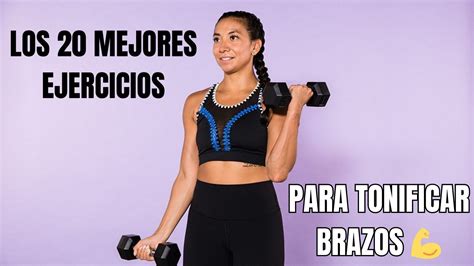 Mujer realizando ejercicio de brazos en casa