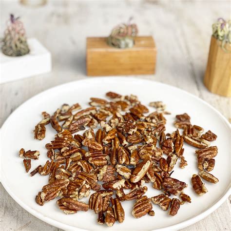 Ilustración de ingredientes para palomitas keto: nueces pecanas, aceite de coco, canela, eritritol.