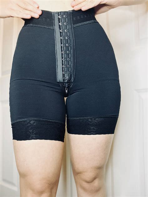 Ilustración mostrando el control 360° de una faja short en abdomen, cintura, muslos y caderas.